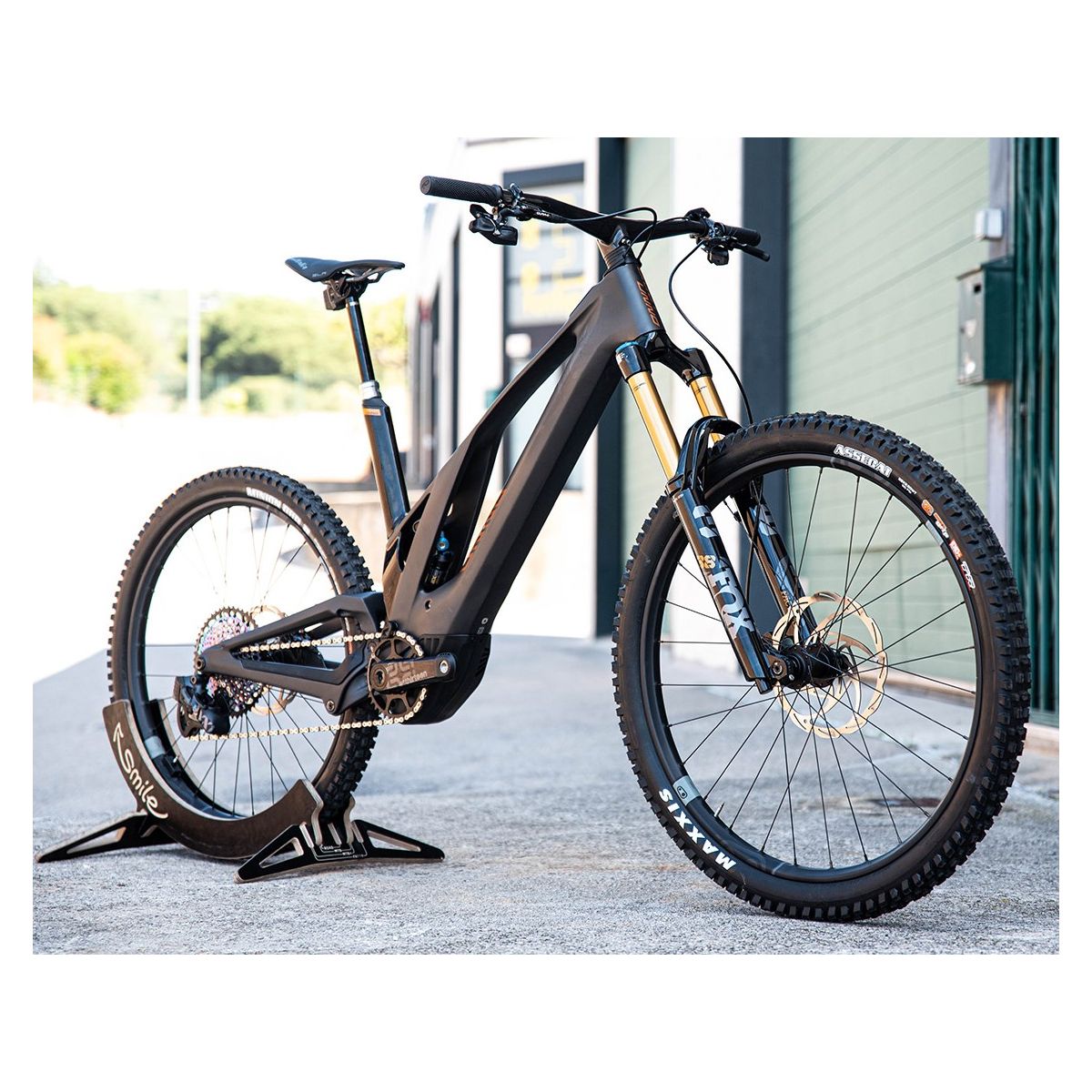 bicicleta eléctrica de Enduro Unno Mith (Boös) Factory 750Wh Bosch Gen4 Race con cuadro de carbono y FOX Kashima