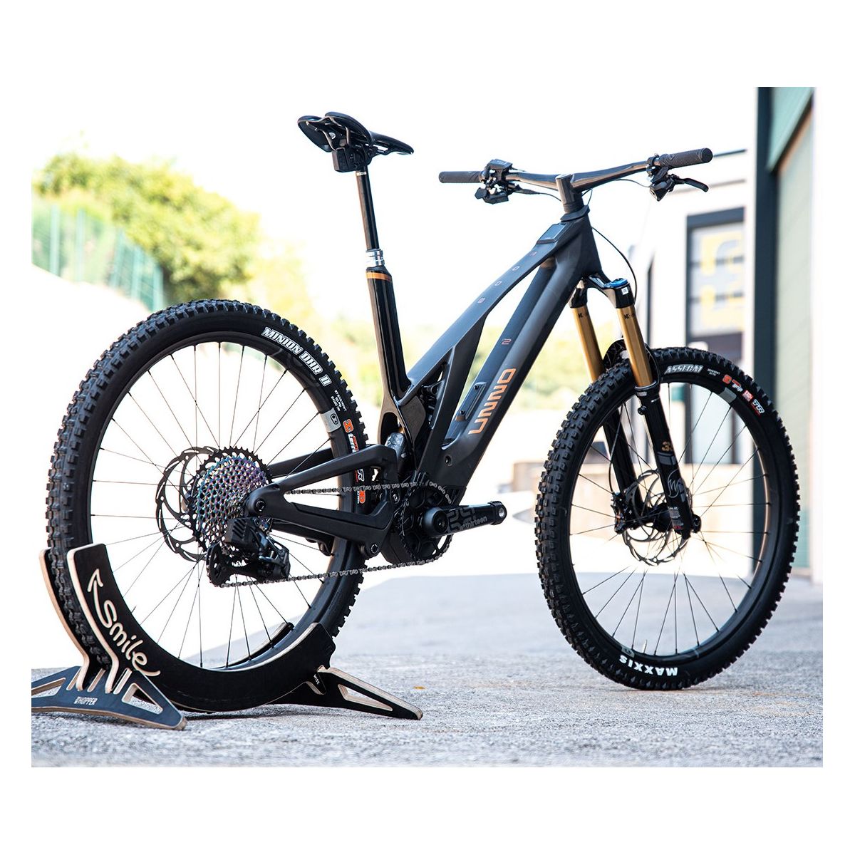 bicicleta eléctrica de Enduro Unno Mith (Boös) Factory 750Wh Bosch Gen4 Race con cuadro de carbono y FOX Kashima